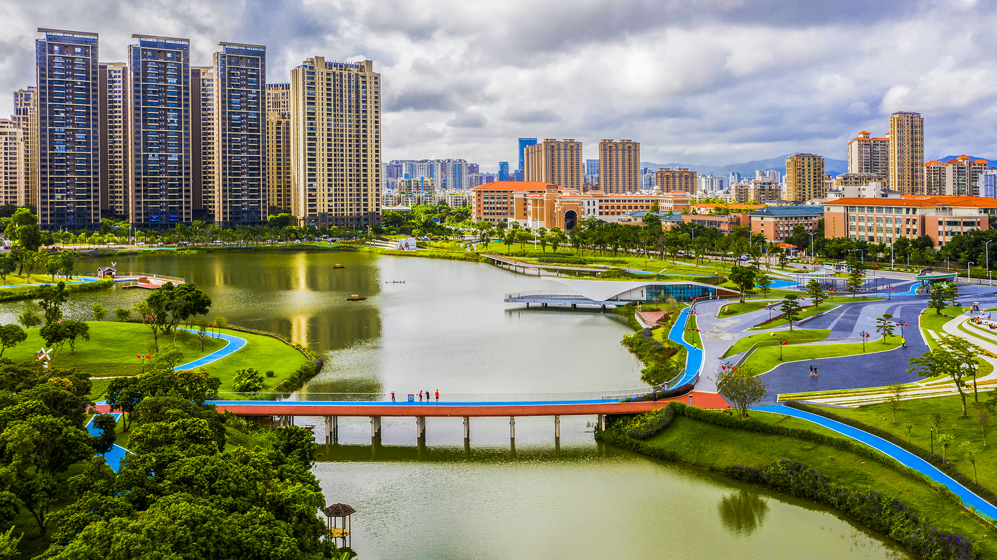 香山湖畔（珠海香山湖碧道）  （作者：帅钢）
