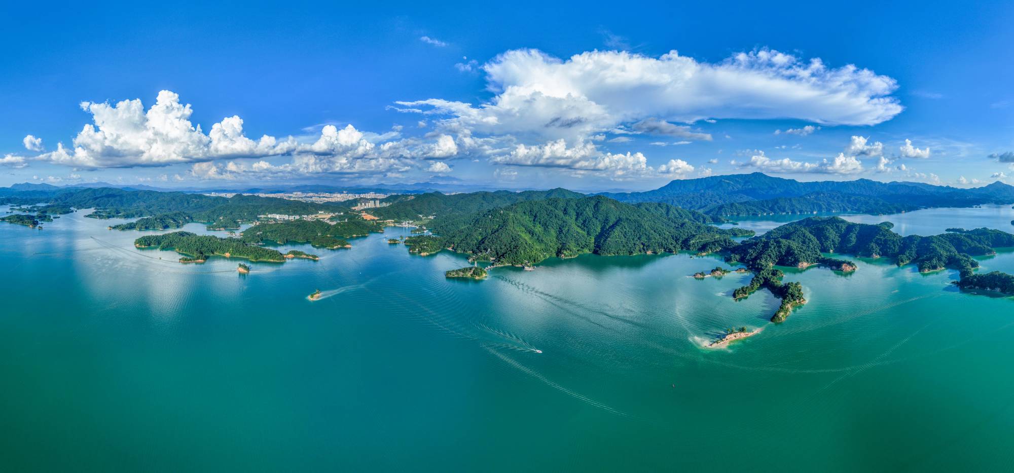 天上瑶池水，人间万绿湖